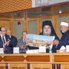 المطران عطا الله حنا خلال زيارته مؤتمر عن القدس في مدينة القاهرة