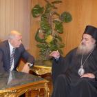 المطران عطا الله حنا خلال زيارته مؤتمر عن القدس في مدينة القاهرة