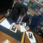 ايهاب بسيسو يوقع ديوانه الجديد 