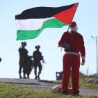 الاحتلال يقمع مسيرة بابا نويل في بلعين