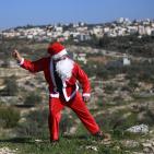 الاحتلال يقمع مسيرة بابا نويل في بلعين