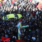 مئات يشعيون جثمان الشهيد الجابي في نابلس