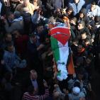 مئات يشعيون جثمان الشهيد الجابي في نابلس
