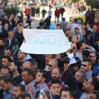 آلاف المعلمين يتعصمون أمام مقر مجلس الوزراء برام الله