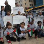 الصحفيون والمعلمون المضربون وأطفال الخليل في وقفة تضامنية مع القيق