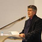 الكاتب  اسامه العيسه  يوقع روايته 