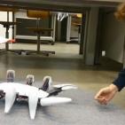 طلاب يصممون روبوتاً 