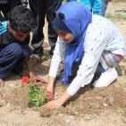 اطفال الشجاعية يزرعون الورود بين بيوتهم المُدمرة