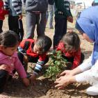 اطفال الشجاعية يزرعون الورود بين بيوتهم المُدمرة