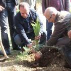 صور: فعالية زراعة أشجار في ذكرى يوم الأرض بالخليل