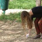 طلبة من مدرسة بكالوريا الرواد في نابلس يقومون بأعمال تنظيف لمنتزه جمال عبد الناصر