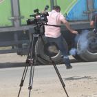 الاحتلال يقمع وقفة تضامنية مع الصحفي نزال امام معتقل عوفر