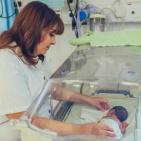 رولا البندك...ممرضة تغذي الأطفال الخدّج في بيت لحم