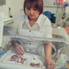 رولا البندك...ممرضة تغذي الأطفال الخدّج في بيت لحم