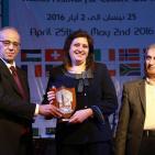 تكريم المؤسسات والجهات الراعية لمهرجان نابلس للثقافة والفنون الأول