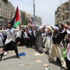 إعادة تمثيل مشهد من النكبة عام 1948 خلال مسيرة بمناسبة ذكرى النكبة في مدينة رام الله