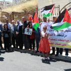 اعتصام أمام مبنى الصليب الأحمر في نابلس احتجاجاً على قرار تقليص الزيارات لعائلات الأسرى مرة بالشهر