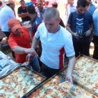 فريق ايطالي يصنع البيتزا الايطالية للمارة بغزة مجاناً