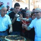 فريق ايطالي يصنع البيتزا الايطالية للمارة بغزة مجاناً