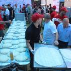 فريق ايطالي يصنع البيتزا الايطالية للمارة بغزة مجاناً