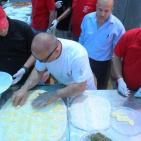 فريق ايطالي يصنع البيتزا الايطالية للمارة بغزة مجاناً