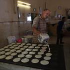 مواطنون يعملون في صناعة القطايف في مدينة رام الله