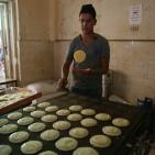 مواطنون يعملون في صناعة القطايف في مدينة رام الله