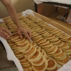 مواطنون يعملون في صناعة القطايف في مدينة رام الله