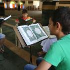 اطفال يقرأون القرآن في مسجد تميم الداري في رام الله