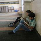 اطفال يقرأون القرآن في مسجد تميم الداري في رام الله
