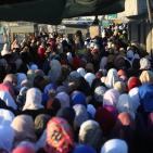 آلاف الفلسطينين يزحفون صوب القدس لأداء صلاة الجمعة الثانية في رمضان