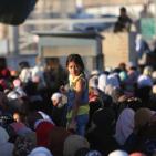 آلاف الفلسطينين يزحفون صوب القدس لأداء صلاة الجمعة الثانية في رمضان