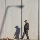 آلاف الفلسطينين يزحفون صوب القدس لأداء صلاة الجمعة الثانية في رمضان