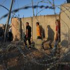 آلاف الفلسطينين يزحفون صوب القدس لأداء صلاة الجمعة الثالثة في رمضان