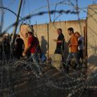 آلاف الفلسطينين يزحفون صوب القدس لأداء صلاة الجمعة الثالثة في رمضان