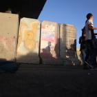 آلاف الفلسطينين يزحفون صوب القدس لأداء صلاة الجمعة الثالثة في رمضان