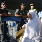 آلاف الفلسطينين يزحفون صوب القدس لأداء صلاة الجمعة الثالثة في رمضان