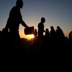 دخول المصلين  عبر حاجز قلنديا لاداء صلاة الجمعة الاخيرة في رمضان