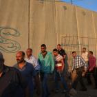 دخول المصلين  عبر حاجز قلنديا لاداء صلاة الجمعة الاخيرة في رمضان