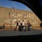 دخول المصلين  عبر حاجز قلنديا لاداء صلاة الجمعة الاخيرة في رمضان