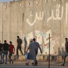 دخول المصلين  عبر حاجز قلنديا لاداء صلاة الجمعة الاخيرة في رمضان