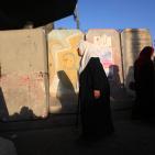 دخول المصلين  عبر حاجز قلنديا لاداء صلاة الجمعة الاخيرة في رمضان