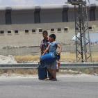 معاناة المواطنين على مداخل الخليل في ظل الطوق الأمني