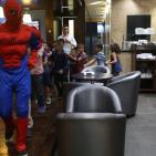 مؤسسة يد بيد تُقيم وجبة افطار لمجموعة من الأطفال