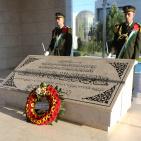 الرئيس يؤدي صلاة العيد في مقر المقاطعة في رام الله