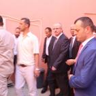 رئيس الوزراء يتفقد معبر الكرامة ويطالب اسرائيل بفتحه 24 ساعة