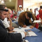 الصور.. مئات الطلبة يتنافسون على 150 فرصة عمل بالخليل