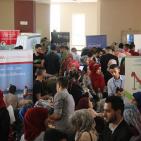 الصور.. مئات الطلبة يتنافسون على 150 فرصة عمل بالخليل