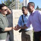 الفنان صابر الرباعي يضع إكليلا من الزهور على قبر محمود درويش