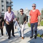 الفنان صابر الرباعي يضع إكليلا من الزهور على قبر محمود درويش